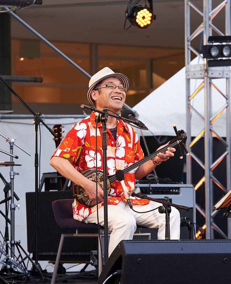 東京都内で沖縄の弦楽器三線を出張演奏 沖縄三線タケシィ